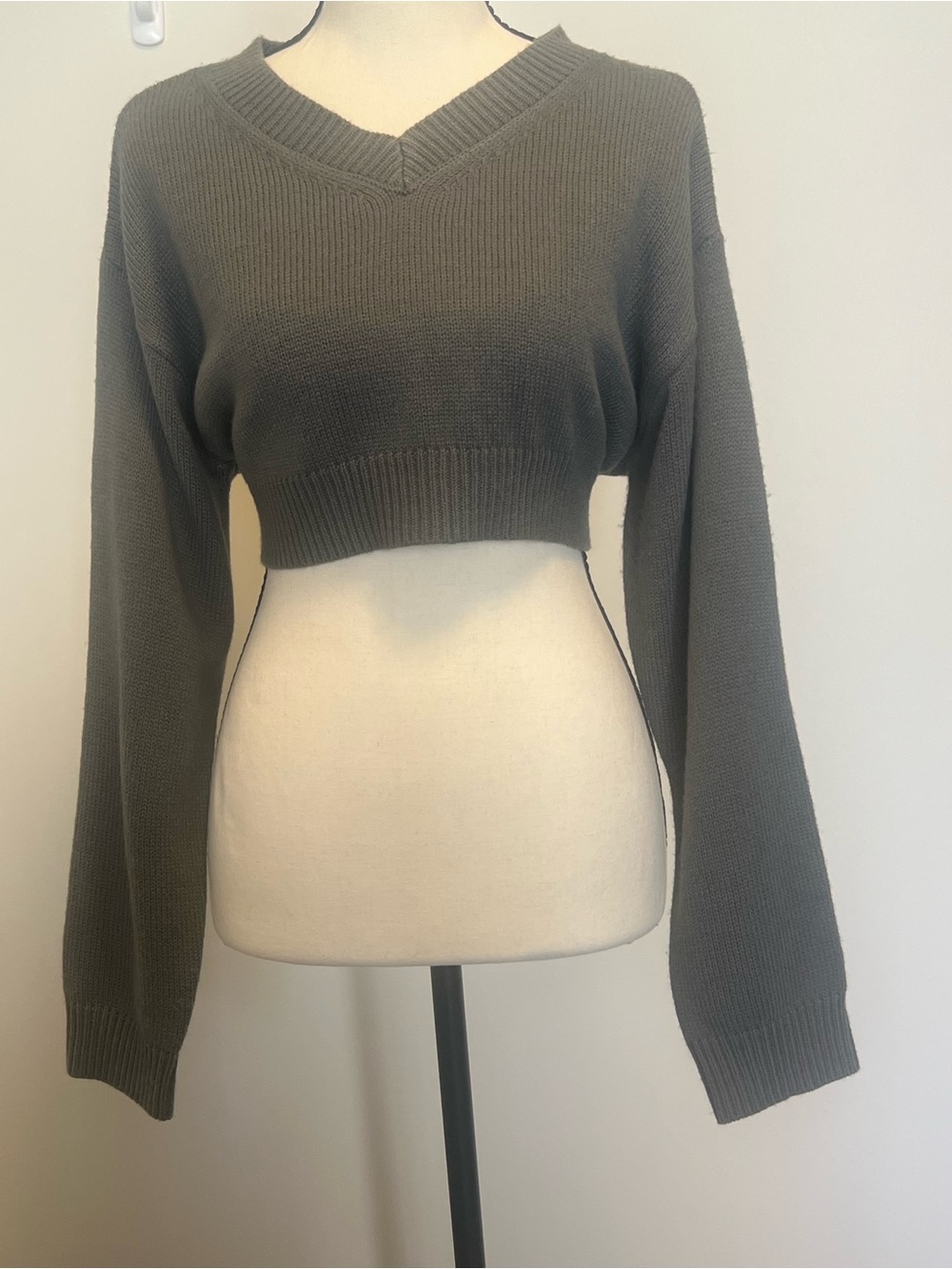Cropped Gray V-Neck Sweater Women’s Size S | Long Sleeve Knit Pullover